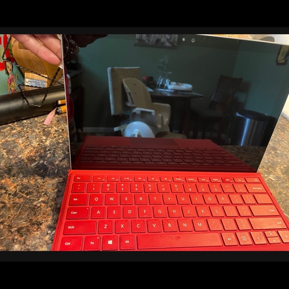 Surface Pro 4 (with Keyboard) - Picture 7 of 11